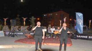 Hakkarinin ünlü sanatçıları kent parkta sahne aldı