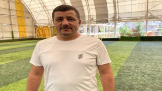Halı sahada tel örgüye takılan martıyı böyle kurtardı