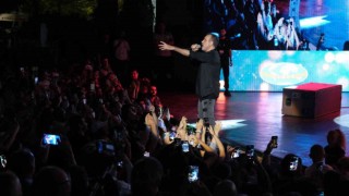 Haluk Levente çocuk sesleri korosu eşlik etti