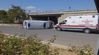 Hasta almaya giden ambulans kaza yaptı, sürücüsü yaralandı