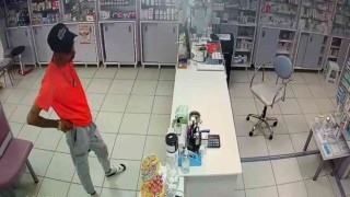 Hasta gibi geldi, sadaka kutusu ve telefonu çaldı