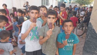 Hayırsever esnaf, dağıttığı ücretsiz dondurmayla yüzlerce çocuğun yüzünü güldürüyor