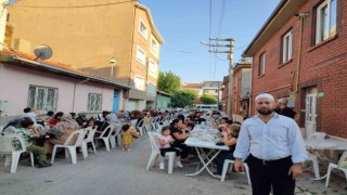Hayırsever imam cami önünde yaktığı mangalla mahalleliyi bir araya getirdi