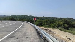 Heyelanda kapanan Karadeniz sahil yolu trafiğe açıldı