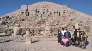 Hintli turistler Nemrut Dağında