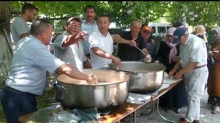 Hisarcık Dereköyde bin 500 kişiye aşure dağıtıldı