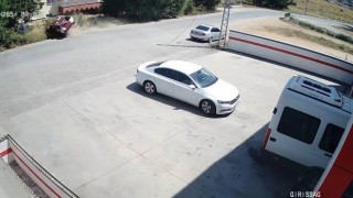 Hızlı girdiği virajda kontrolden çıkan otomobilin devrilme anı kamerada