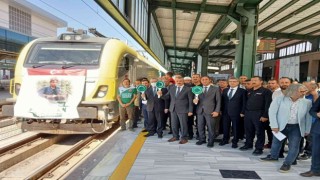İçerisinde 500 ton yaşam malzemelerinin olduğu İnsani Yardım Treni Pakistana doğru yola çıktı