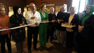 İğne oyalarını ilmek ilmek işliyorlar