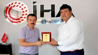İHA Muhabiri Ahmet Arslantaşa teşekkür plaketi