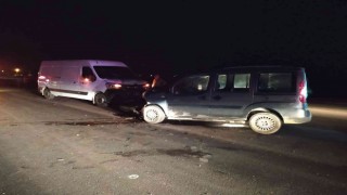 İki aracın kafa kafaya çarpıştığı kazada 1 kişi yaralandı