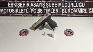 İki şüpheli çalıntı motosiklet, ruhsatsız silah, fişek ve uyuşturucu ile yakalandı