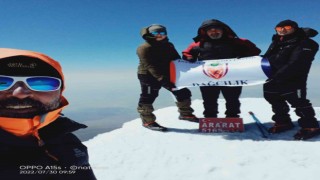 İnegöl Belediyesporlu dağcılar Ağrı zirvesine tırmandı