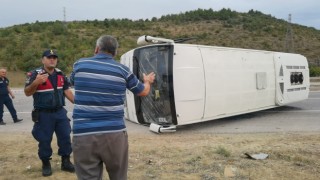İnegölde kontrolden çıkan servis otobüsü devrildi