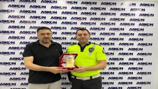 İş adamları derneğinden polis memuruna teşekkür plaketi