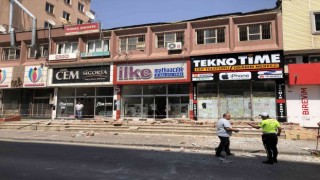İş merkezinin çatı duvarı çöktü, faciadan dönüldü