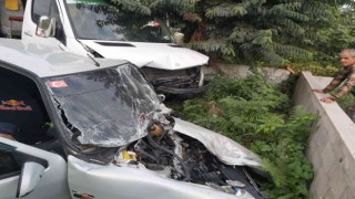 İşçi servisi ile otomobil kafa kafaya çarpıştı: 15 yaralı