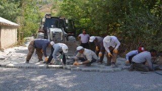 İşçilerinin sıcak havada zorlu mesaisi