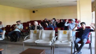 İşitme engelli vatandaşlar için işaret dili öğreniyorlar