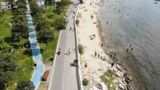 İstanbul 35 dereceyi gördü, Caddebostan Sahilinde yoğunluk oluştu