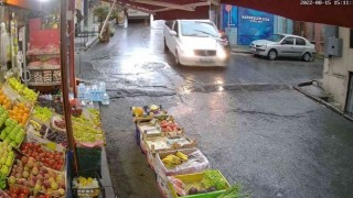 İstanbulda dehşet anları kamerada: Yağmurdan kaçarken ölümden döndü