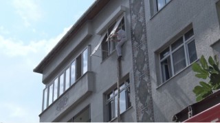 İstanbulda film gibi olay: Bez parçalarını birleştirip aşağıya inmeye çalıştı