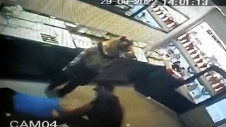 İstanbulda film gibi soygun girişimi kamerada: Gaspçı çifti linçten polis kurtardı