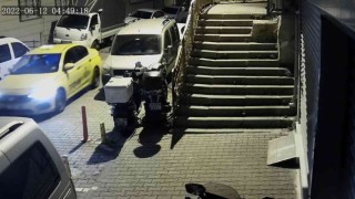 İstanbulda ilginç hırsızlık kamerada: Taksi ile gelip aracın jant kapağı çaldı