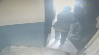 İstanbulda kadın hırsızlar kamerada: Okula başlayacak çocuğun kumbarasını çaldılar