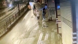 İstanbulda polisle şüpheli arasında arbede kamerada: Polisi gözüne yumruk atıp yaraladı