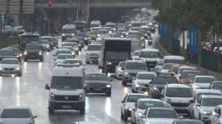 İstanbulda yağmur başladı, trafik yoğunluğu arttı
