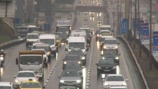 İstanbulda yağmur trafiği vurdu: Yoğunluk yüzde 56lara ulaştı