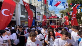 İstiklal Caddesi 30 Ağustos Zafer Bayramının 100üncü yılında bin adet bayrakla donatıldı