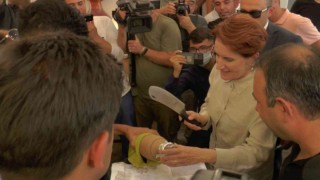 İYİ Parti Genel Başkanı Akşener Nevşehirde testi kebabı kırdı