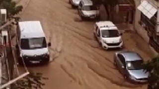 İzmir 15 dakikada sağanağa teslim oldu