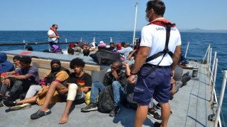 İzmir açıklarında 45 düzensiz göçmen yakalandı, 146 düzensiz göçmen kurtarıldı