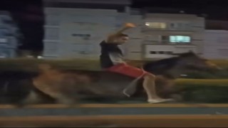 İzmirde at sırtında trafiğe çıktı