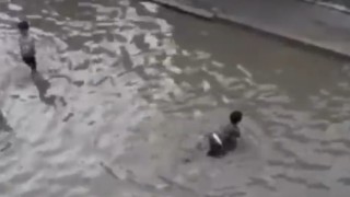 İzmirde göle dönen sokakta çocuklar yüzdü