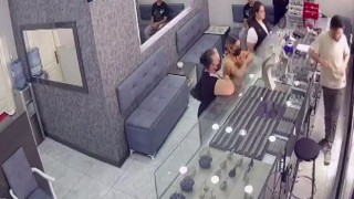 İzmirde kuyumcudan hırsızlık anı kamerada