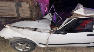 İzmirde otomobil traktör kasasına çarptı, 2 kardeşten biri öldü