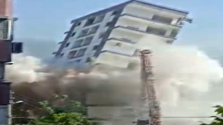 İzmirde paniğe yol açan yıkım: 10 katlı bina böyle yerle bir oldu