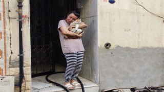 İzmirde yatağa bağımlı hastanın kaldığı evde yangın çıktı: Yaşlı kadın yaralandı