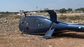 İzmirin Çiğli ilçesinde sivil bir helikopter kalkış esnasında yan yattı. İhbar üzerine olay yerine çok sayıda sağlık, itfaiye ve polis ekibi sevk edildi.