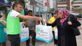 İzmit Belediyesi, ürettiği ürünleri vatandaşlara dağıtıyor