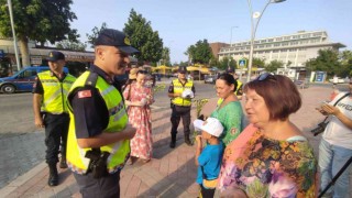 Jandarmadan turistlere bilgilendirici trafik eğitimi