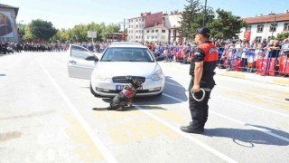 Jandarmanın eğitimli köpekleri Garip ve Testinin gösterileri büyük alkış aldı