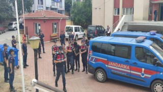 Kablo çalarken suçüstü yakalandılar