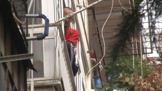 Kadıköyde boşandığı eşinin evini bastı: 2 kişiyi yaraladı, kendini eve kapattı