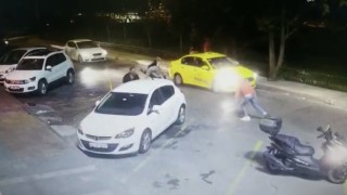 Kadıköyde motokuryeden çevreyi rahatsız eden kişilere Mike Tyson yumruğu kamerada
