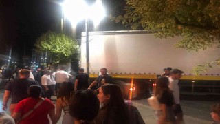 Kadıköyde sokakta sıkışan tır trafiği felç etti